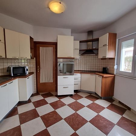The Florens Residence Near The Beach With The Pool, Bbq And Kids Playground, Zadar Diklo Номер фото