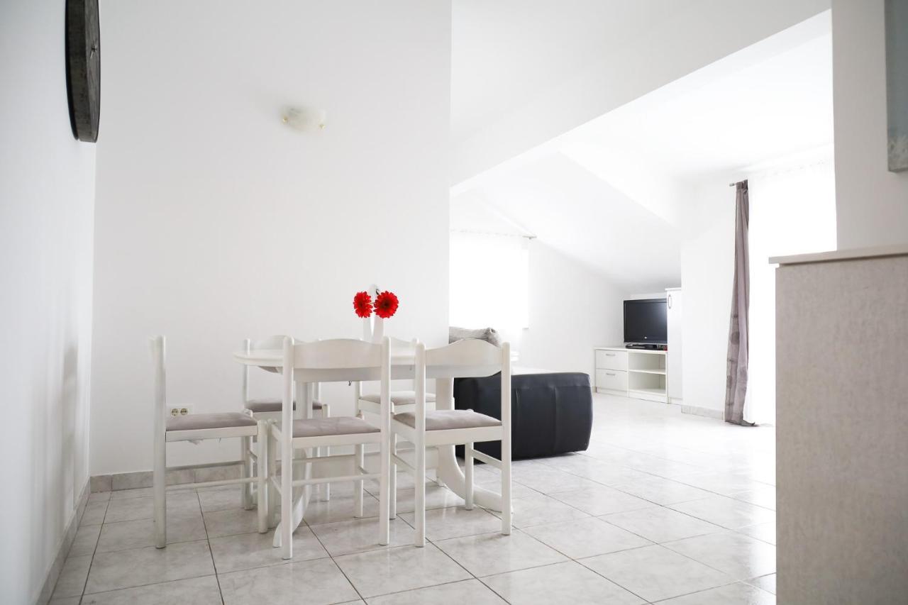 The Florens Residence Near The Beach With The Pool, Bbq And Kids Playground, Zadar Diklo Экстерьер фото
